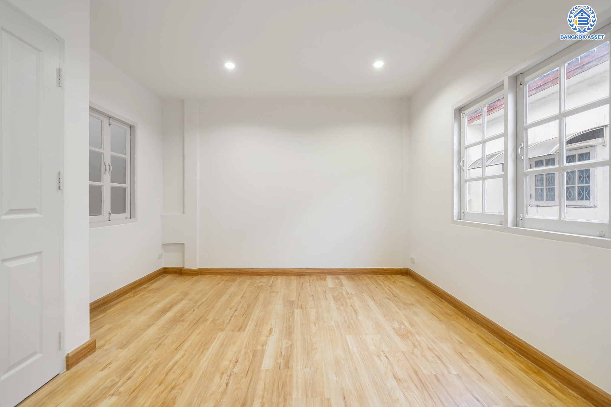 ทาวน์เฮ้าส์มือสองนนทบุรี ม.สรานนท์ ติวานนท์-ปากเกร็ด ทาวน์เฮ้าส์ 3ชั้นครึ่ง เนื้อที่ 18 ตร.ว. ฟังก์ชัน 4 ห้องนอน 3 ห้องน้ำ จอดรถได้ 2 คัน พร้อม Living Room กว้างขวาง บนทำเลติดถนนติวานนท์ ใกล้เซ็นทรัลแจ้งวัฒนะ และรถไฟฟ้าสายสีชมพู "สถานีแยกปากเกร็ด"